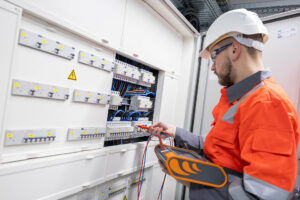 E-MSR Monteur am Schaltkasten