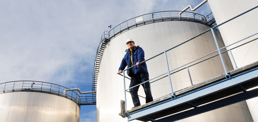 Service for storage tanks