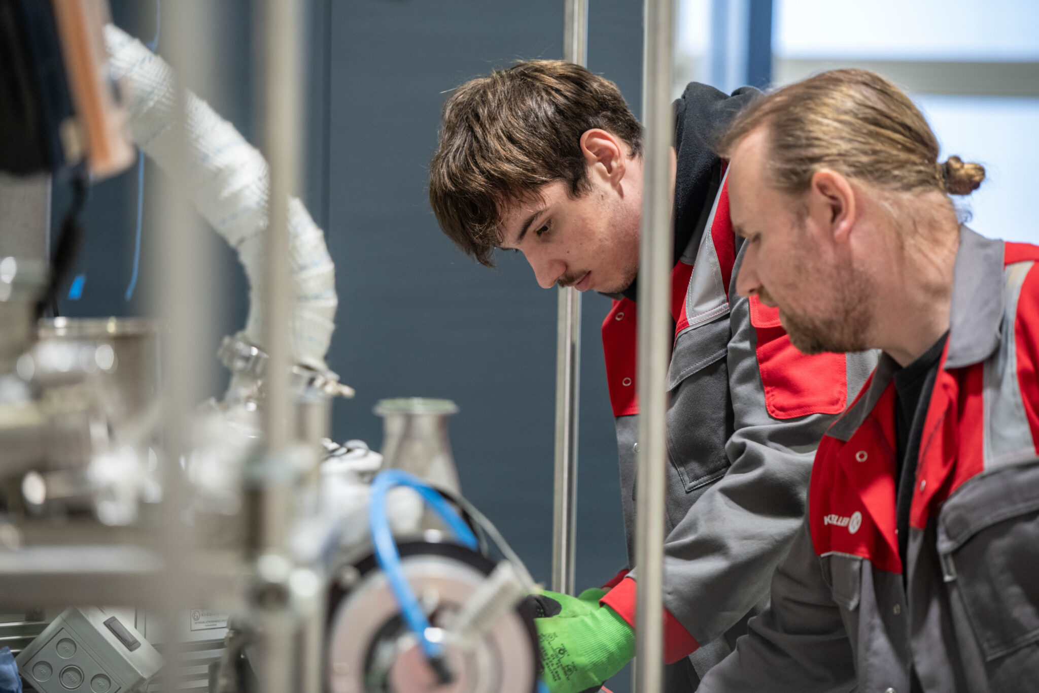 Versuchsbetrieb im Technikum: Reale Schlämme unter praxisnahen Bedingungen.