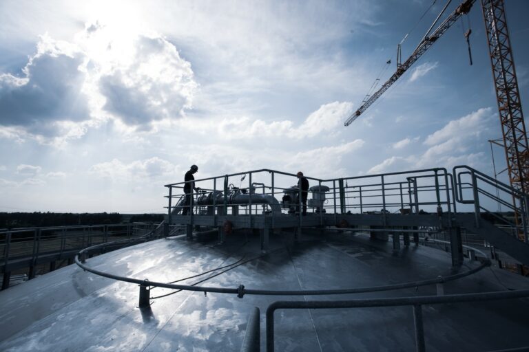 Kremsmüller-Mitarbeiter am Dach eines aus Duplex-Stahl errichteten Tanks bei Neptune Energy in Geeste, Lingen, Deutschland