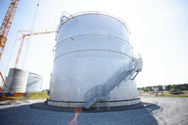 Einer der beiden von Kremsmüller bei Neptune Energy in Geeste, Lingen, Deutschland errichteten Duplex-Stahl-Tanks