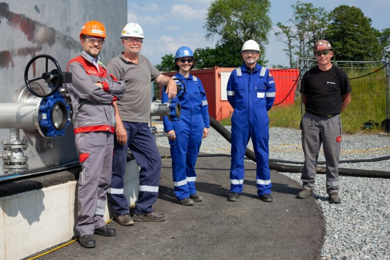 Gregor Kremsmüller mit Verantwortlichen von Neptune Energy und VTU anlässlich der Errichtung zweier Lagertanks aus Duplex-Edelstahl in Norddeutschland