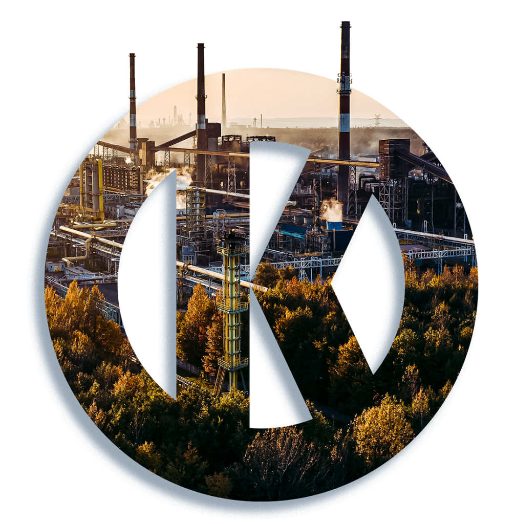 Alte Industrieanlage nahe eines Waldes - in Form des Kremsmüller Logos.