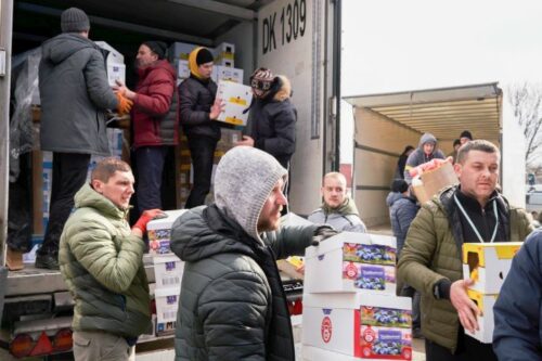 Ukraine So hilft Kremsmüller Ausladen LKW Lastwagen Hilfsgüter Hilfstransport