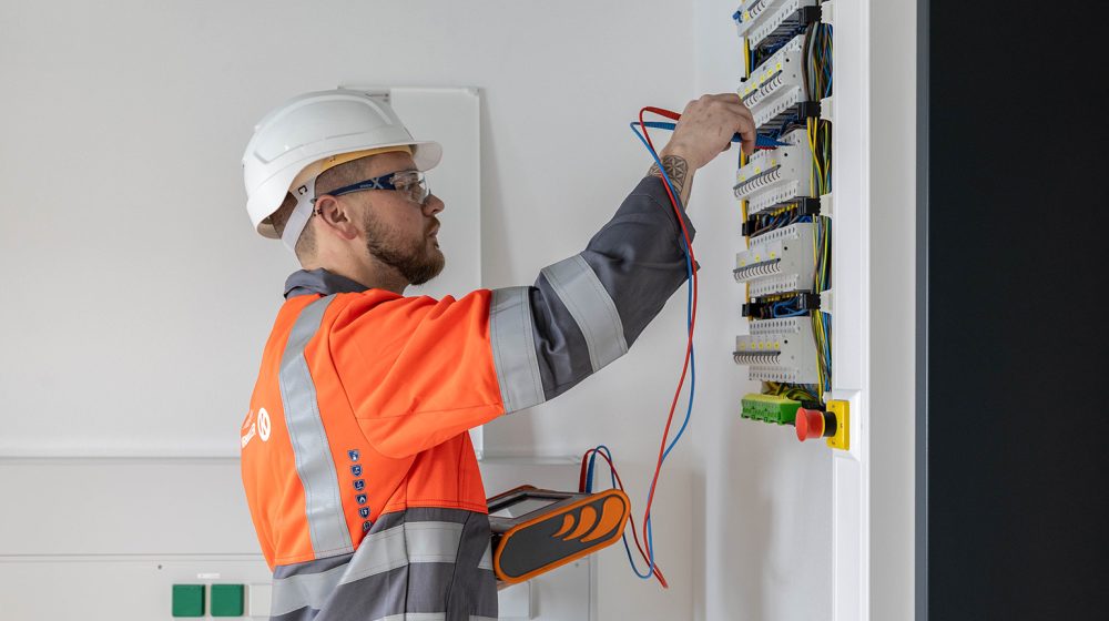 E-MSR Monteur am Schaltkasten
