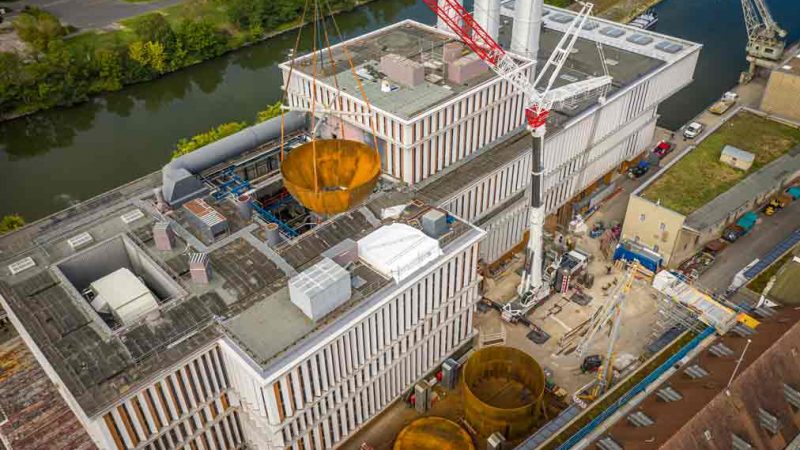 Einheben des neuen Wärmespeichers von Kremsmüller in das Heizkraftwerk Würzburg