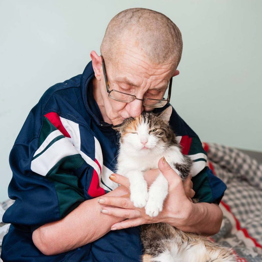 kremsmueller4life-unterstuetzt-sozialprogramme-mann-mit-katze kremsmueller4life-unterstuetzt-sozialprogramme-mann-mit-katze